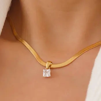 Blanc Necklace